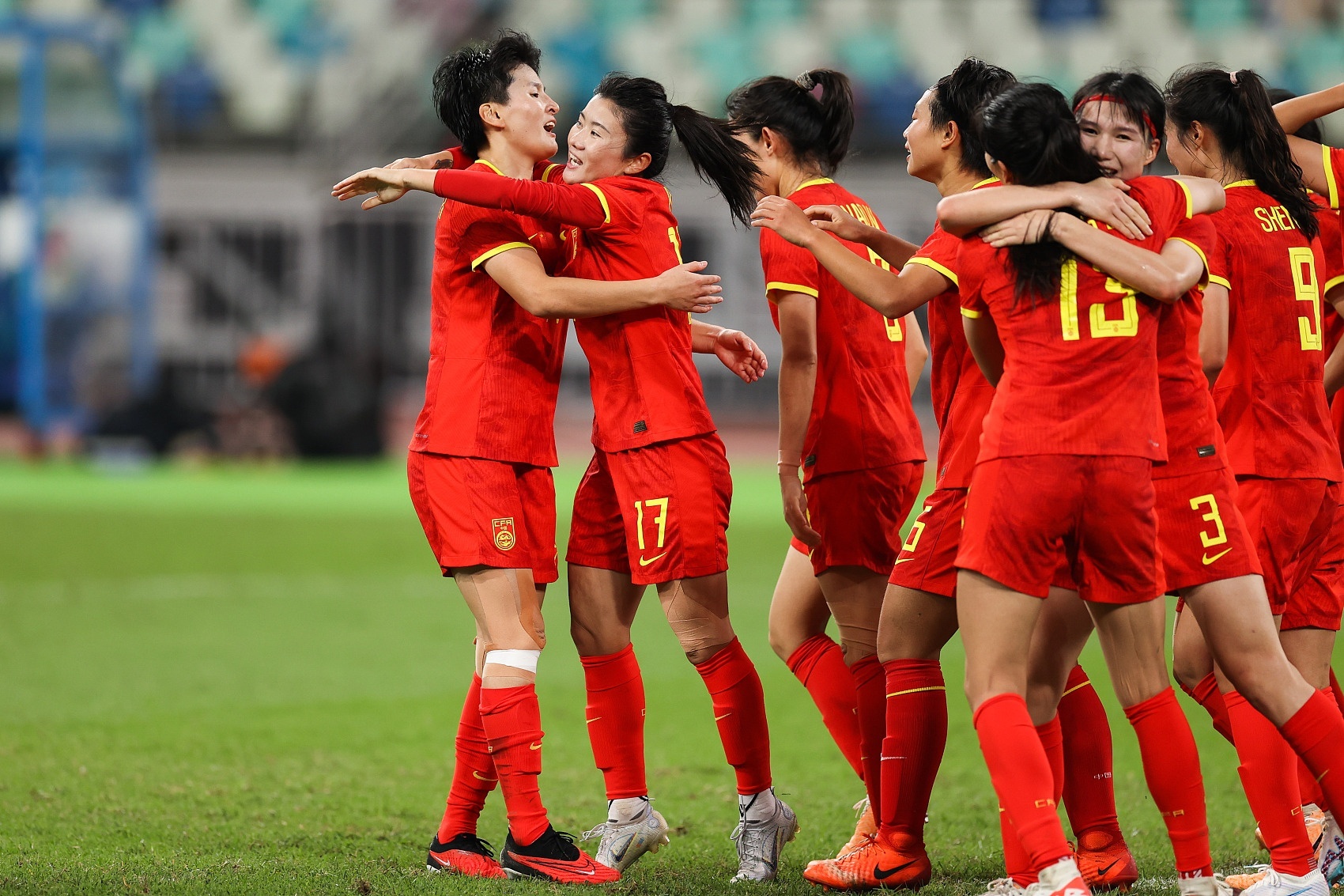 -关于国内外女足球队实力对比，展开激烈角逐的信息