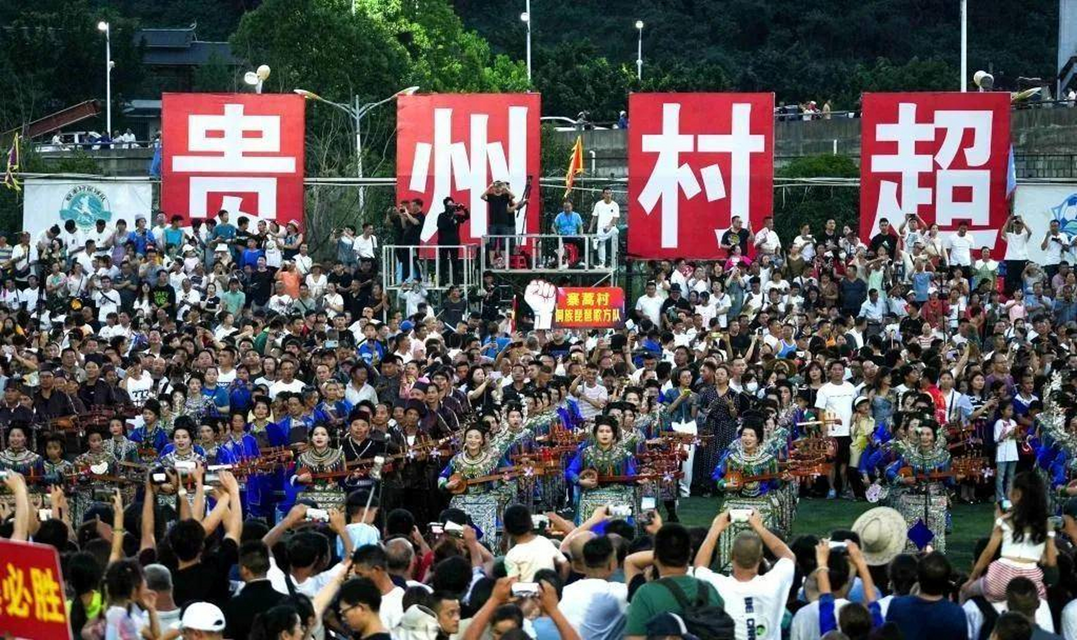 包含国内足球赛事火热燃烧观众心的词条