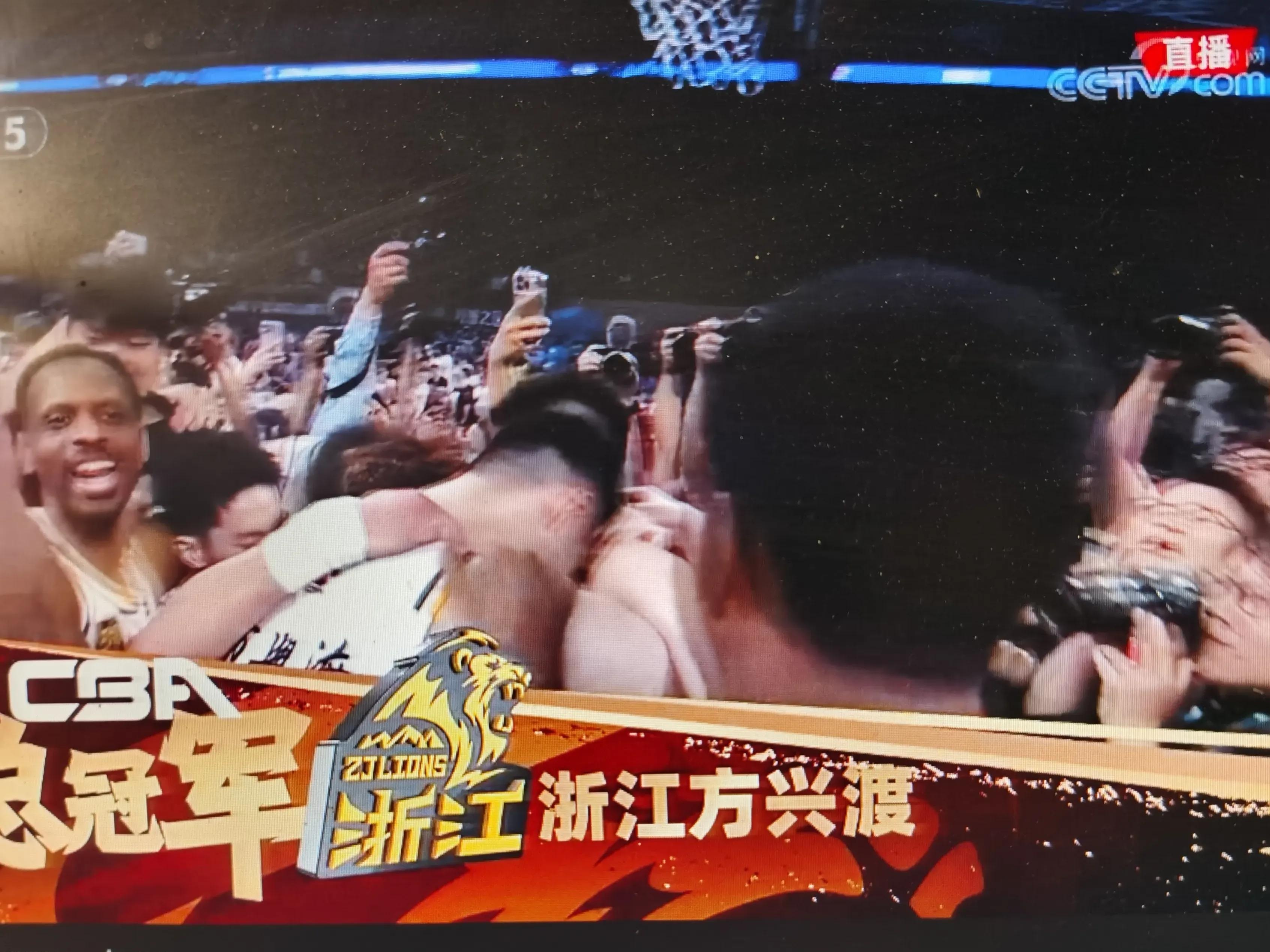 关于激烈角逐！现场掌声不断，球员展现拼搏精神的信息