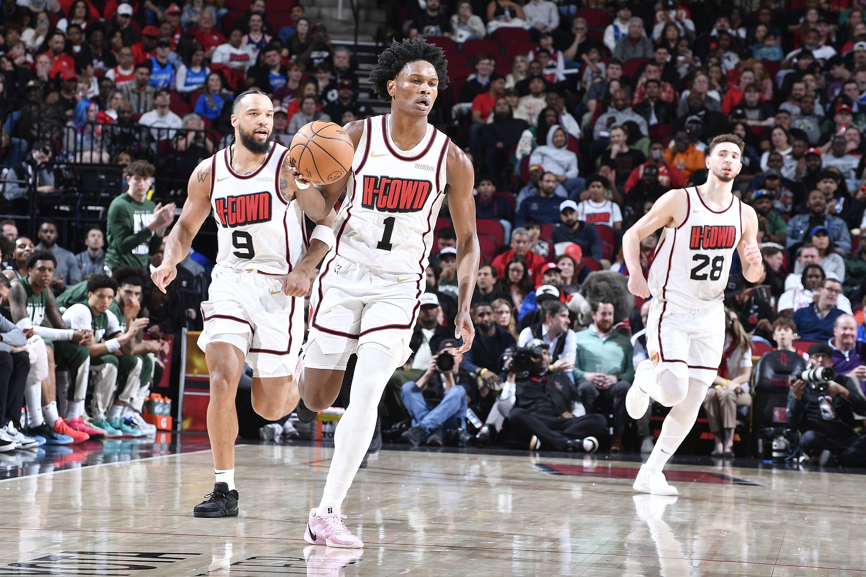 火箭主场力克活塞，取得七连胜