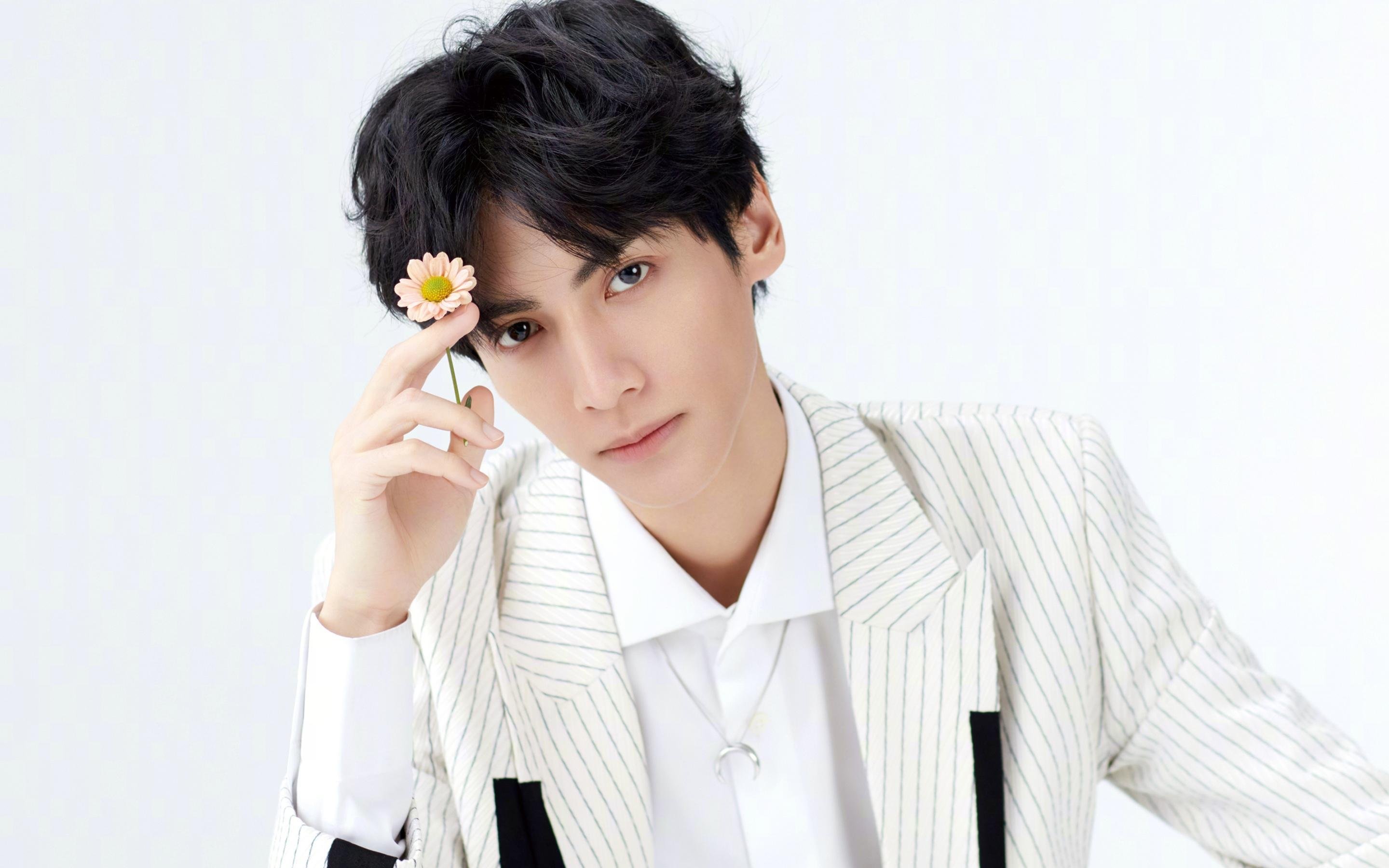 银色利刃割裂黑夜，绿色火焰持续燃烧，当F1街道赛的轰鸣遇见塔图姆的杀伤艺术